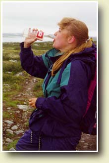 Bilde av Elin drikker fjellvann