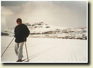 Photo of Alf skiing